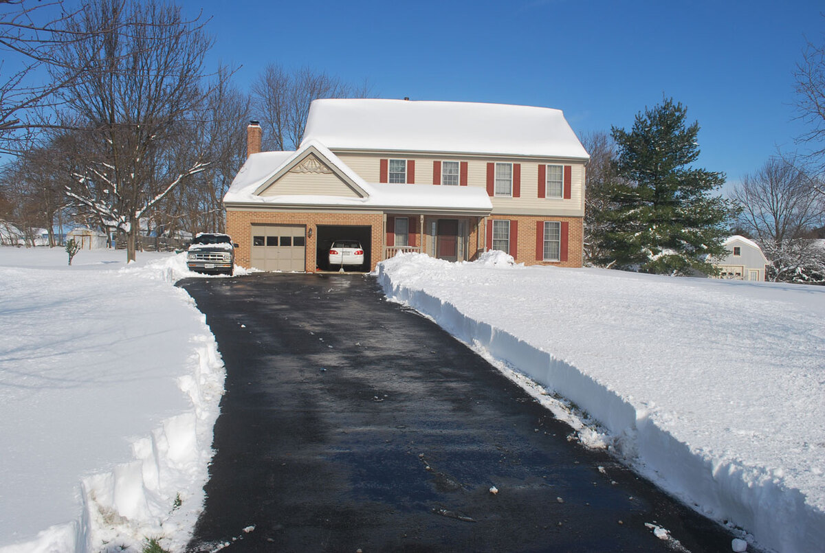 Driveway in front of house free of snow